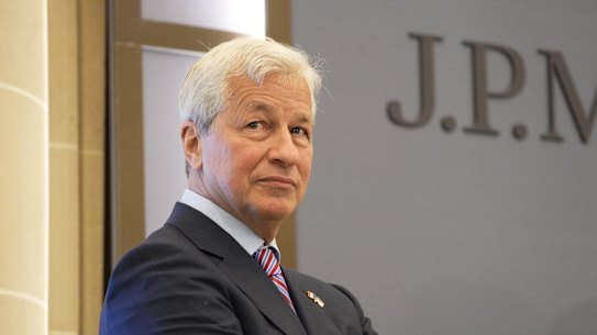 Jamie Dimon, director ejecutivo de JP Morgan, ha descrito a Bitcoin como "sin valor"pero aún permite a los clientes comprar y vender criptomonedas.