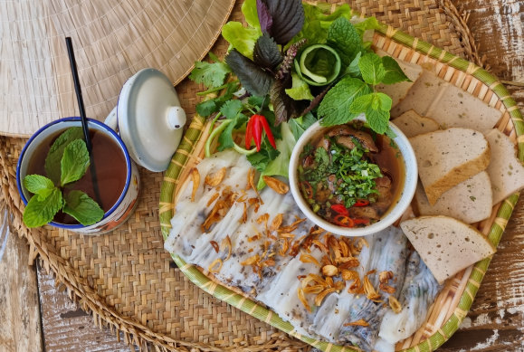 The namesake banh cuon ba oanh (steamed rice paper roll).