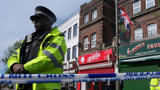Gli agenti di polizia si trovano nell'area dove due persone sono state accoltellate a Golders Green.