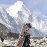 Everest climbers told to bring back empty oxygen tanks