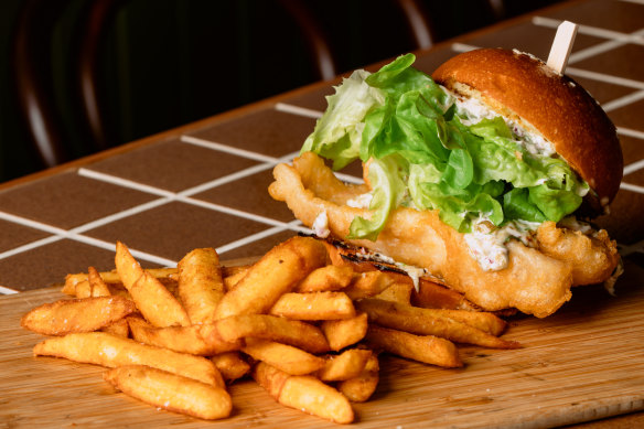 Fish burgers join steaks, chicken parmas and prawn cocktails on The Batesford’s comforting menu.