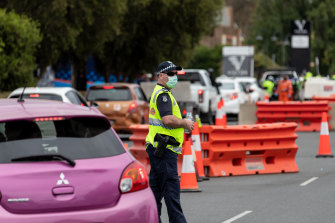 Police stopping to check motorists entering Victoria from New South Wales.