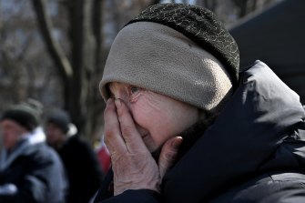 65 yaşındaki Tetyana Mudra, Irpin'den tahliye edildikten hemen sonra The Herald ve The Age'den Kate Geraghty tarafından fotoğraflandı.  Rus işgalinin ardından Ukrayna'yı gezen Geraghty, Rusya'dan da yaptırım almıştı.