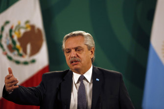 El presidente argentino Alberto Fernández dio positivo por COVID, pero está esperando otra prueba para confirmarlo. 
