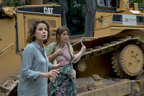 Sigrid Thornton as Laura Gibson with her now-adult daughter Miranda, played by Brooke Satchwell.