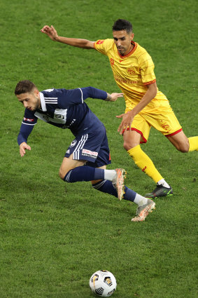 Victory’s Jacob Brimmer and Adelaide’s Juande vie for the ball.