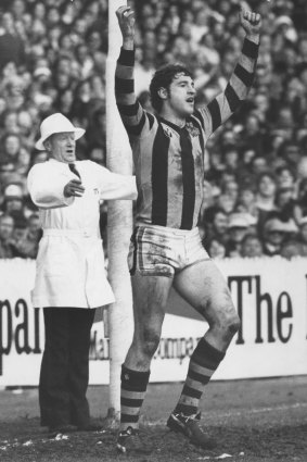 Peter Hudson celebrates a Hawthorn goal in 1977.