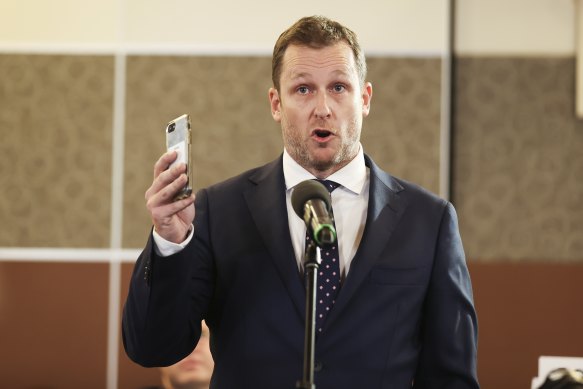 Journalist Peter van Onselen confronts Prime Minister Scott Morrison with unflattering text messages at the National Press Club