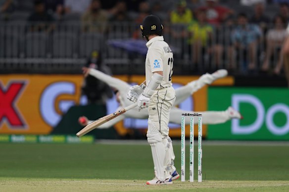 A stunning Steve Smith catch removed Kane Williamson.