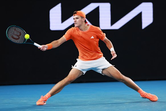 Jakub Mensik de Chequia juega un golpe de derecha contra Ethan Quinn de Estados Unidos.