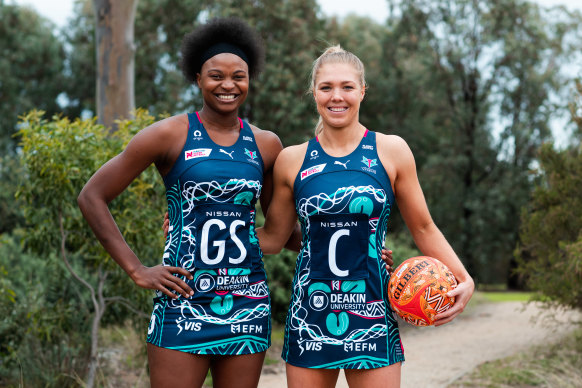 Mwai Kumwenda and Kate Moloney in Melbourne Vixens’ Indigenous uniform. 