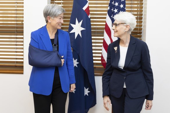 Penny Wong i Zastępca Sekretarza Stanu USA Wendy Sherman w Parlamencie w Canberze w poniedziałek.