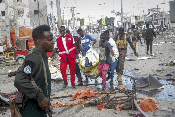 Kurtarma ekipleri Mogadişu'daki bombalı saldırının olay mahallinden bir cesedi çıkardı.