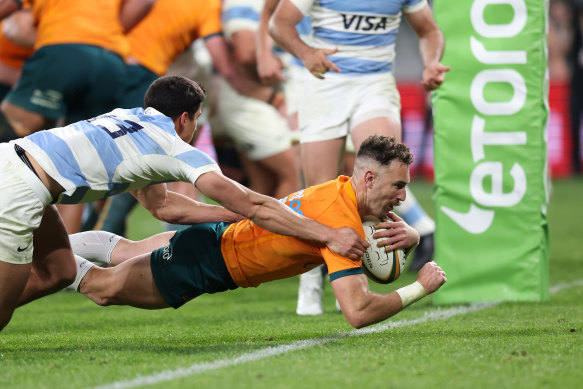 Nic White scores a try in Australia’s loss to the Pumas.