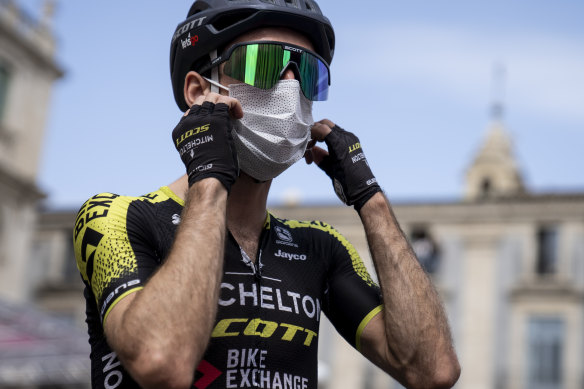 Simon Yates wears a mask at the start of stage four. 