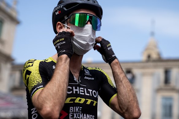 Simon Yates wears a mask at the start of stage four. 