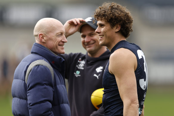 Charlie Curnow chats with former Blue Andrew McKay at training.