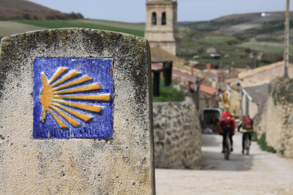 A scallop-shell sign signifying a camino.