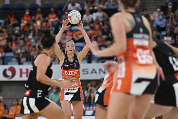 Sophie Dwyer makes a pass for the Giants against Collingwood on Saturday.
