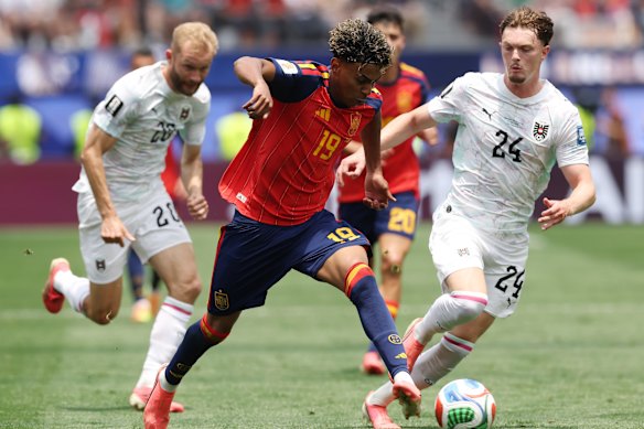 Lamine Yamal controls the ball against Paul Wanner.