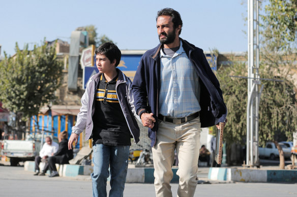 Rahim (Amir Jadidi) is released from debtor’s prison for two days to repay a debt in A Hero.