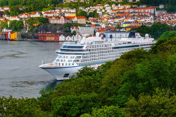 Viking Jupiter berthed below forests in Bergen.