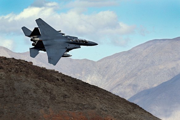 Un F-15E Strike Eagle come quello abbattuto in Iran.