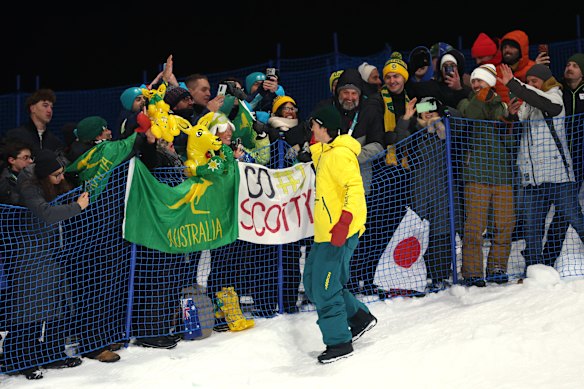 Scotty James interage com fãs australianos. 