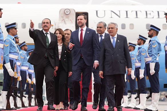 Il vicepresidente JD Vance viene accolto da alti funzionari della difesa pakistani a Islamabad. 
