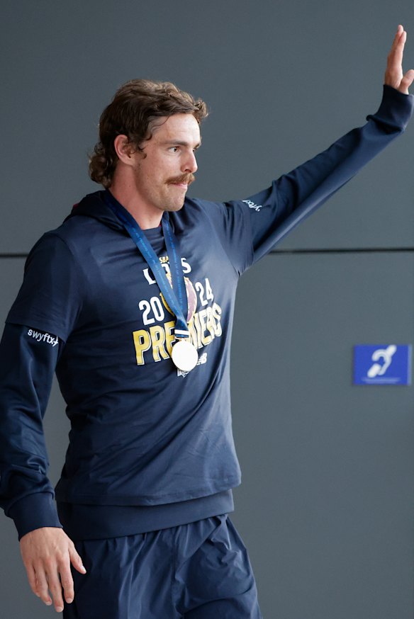 Waving goodbye: Joe Daniher after last year’s flag.