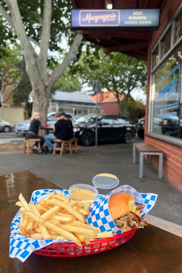 Frente a la tienda de Abbotsford.