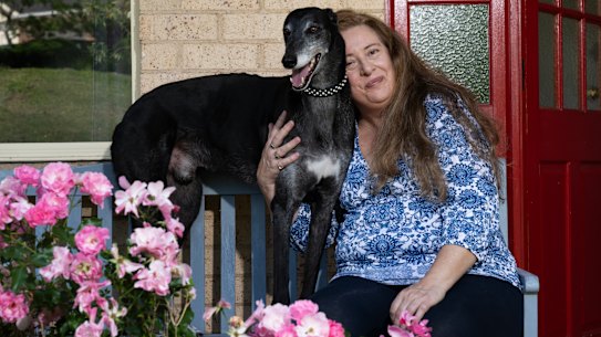 Erika Wadlow-Smith com Whisper, seu galgo aposentado