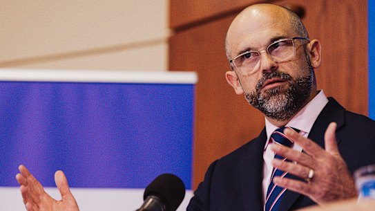 O Ministro da Energia, David Janetzki.