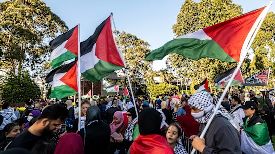 Apoiadores pró-palestinos fora das câmaras do conselho de Wyndham em Werribee na noite de terça-feira.