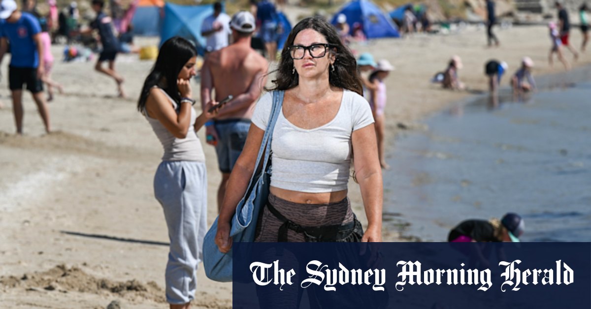 Mornington Peninsula replaces mechanical rakes with people to keep beaches clean - Vimarsana News