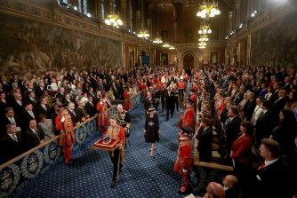 Książę Karol, Camilla, księżna Kornwalii i książę William pozujący za koroną państwa cesarskiego przez Galerię Królewską.