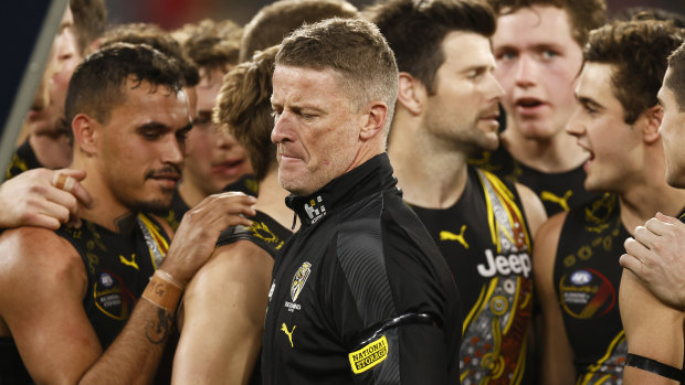 Tigers coach Damien Hardwick speaks to his players during clash with Collingwood.