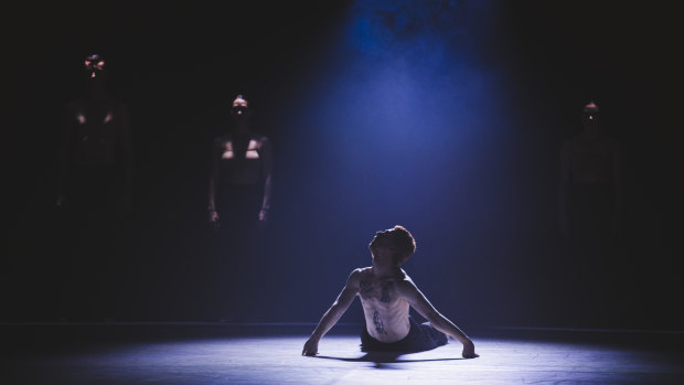 Nelson Earl, centre, performs in Sydney Dance Company’s <i>ab [intra]</i>, at Canberra Theatre.