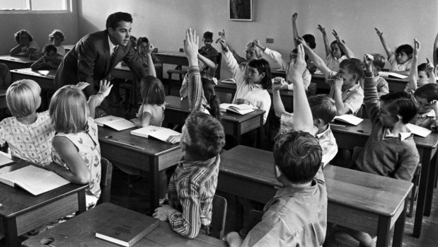 Students at Ultimo Public School in 1965. The 1957 curriculum was a chronological, fact-filled syllabus with students studying Australia’s role in Britain and the world before finishing with revolution in Europe. 