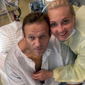 Alexei Navalny, dengan istrinya Yulia, pulih dari keracunan di Rumah Sakit Charite Berlin pada tahun 2020.