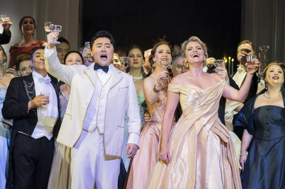Ji-Min Park as Alfredo and Samantha Clarke as Violetta in La Traviata.