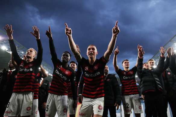 Mitch Duke has re-joined the Wanderers for the rest of the A-League season.