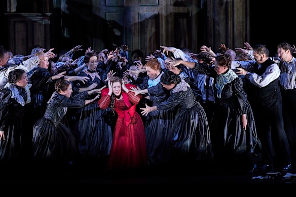 Lauren Fagan as Tatyana and the Opera Australia Chorus.