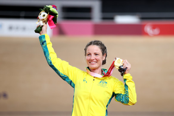 Emily Petricola stunned the velodrome by lapping her opponent with three laps remaining.