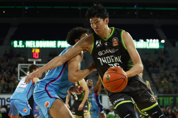 Phoenix’s Zhou Qi dunks against the Breakers.