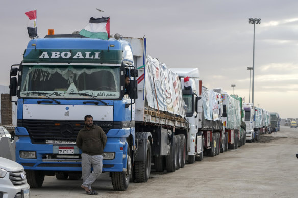 Trucks carrying humanitarian aid line up at the Rafah border crossing at the weekend.