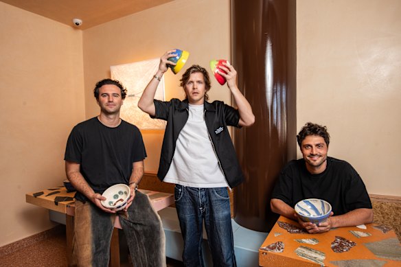 Casper Ettelson, Nic Pestalozzi and Nathan Dalah opened their first small store together in Bondi Beach, Sydney, in 2016 with the goal of changing the culture of fast food by serving Japanese-inspired sashimi salad bowls.