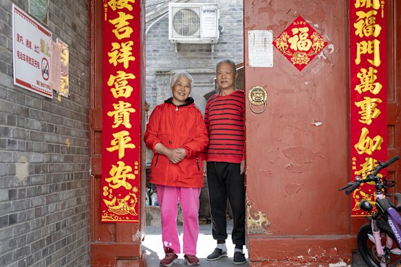 Ma Peizeng (a destra), 73 anni, e sua moglie, Wu Xiuhua, 73 anni, davanti alla porta che si apre nella loro residenza nel cortile condiviso a Dafangjia Hutong, nel distretto Dongcheng di Pechino est.