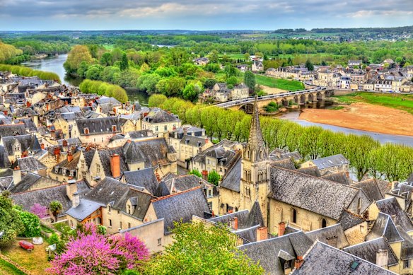A histórica cidade de Chinon, às margens do rio Vienne.