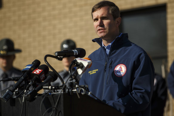 Kentucky Valisi Andy Beshear, Black Hawk helikopter kazası hakkında basına konuşuyor.